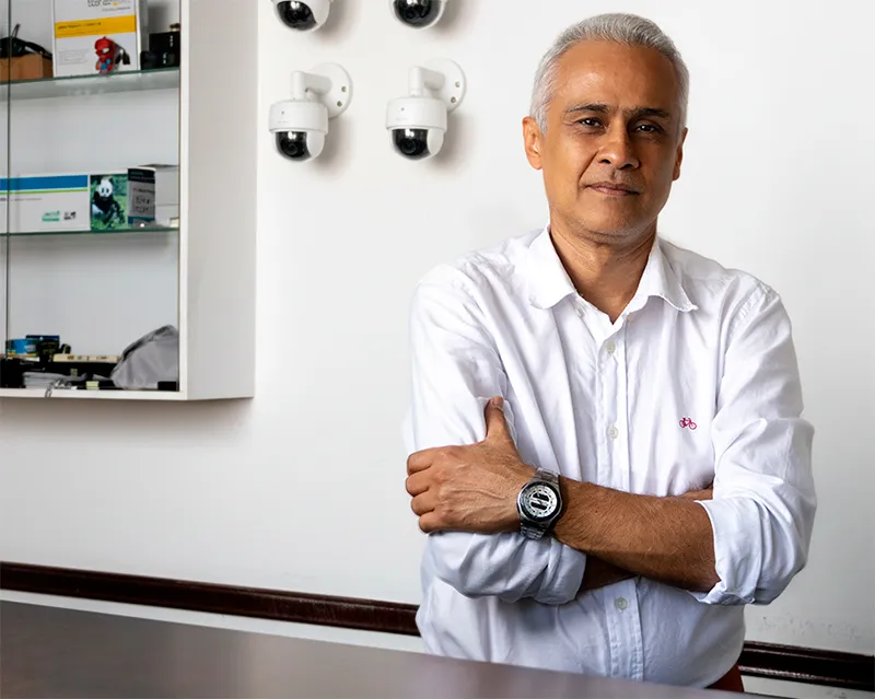 Ingeniero Diego Gutierrez, experto de TECNOCOM VALLE. Ofrece servicio técnico de computadores y cámaras de seguridad en Buga y Cali