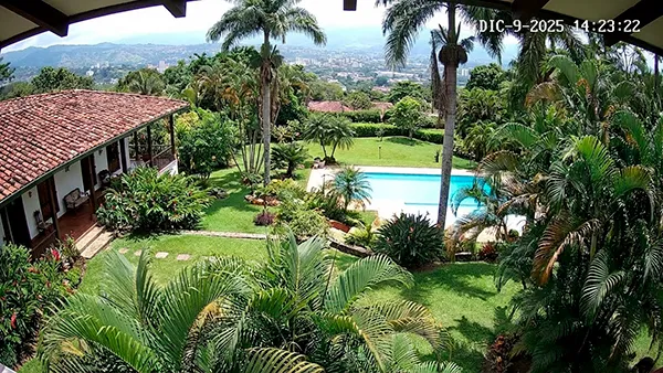 Técnico experto de TECNOCOM VALLE realizando mantenimiento profesional de un computador portátil en Buga.