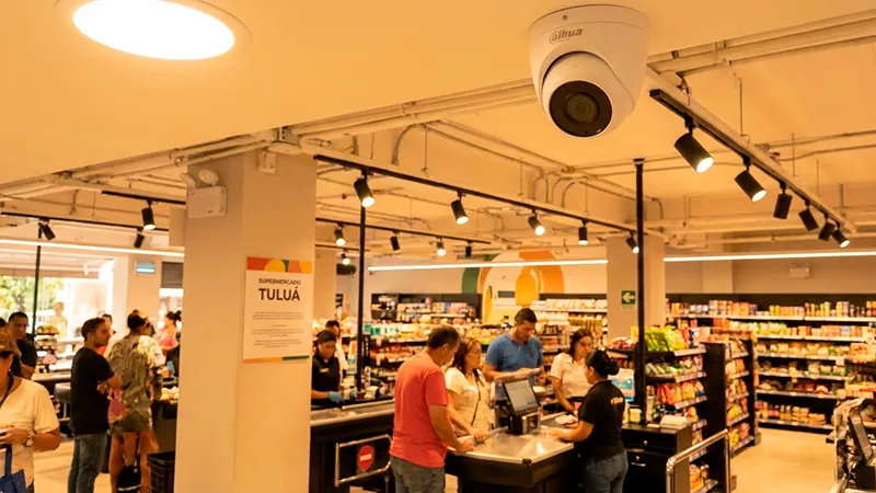 Tuluá refuerza la seguridad con cámaras de última tecnología: cómo proteger tu negocio hoy mismo 17 Técnico experto de TECNOCOM VALLE realizando mantenimiento profesional de un computador portátil en Buga.