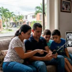 Familia en Cali revisando las cámaras de seguridad de su casa desde el celular, monitoreo remoto en Ciudad Jardin, Valle del Lili, el peñón y otros barrios residenciales