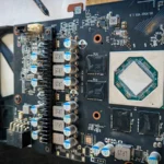 Chip gráfico de la GPU de la tarjeta de video perfectamente limpio con alcohol isopropílico, libre de residuos y listo para la aplicación de nueva pasta térmica de alto rendimiento.