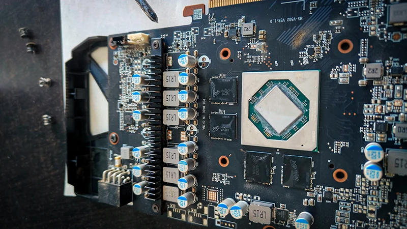 Mantenimiento y Cambio de Pasta Térmica para Tarjeta de Video ¿Tu PC se calienta demasiado? 1 Chip gráfico de la GPU de la tarjeta de video perfectamente limpio con alcohol isopropílico, libre de residuos y listo para la aplicación de nueva pasta térmica de alto rendimiento.