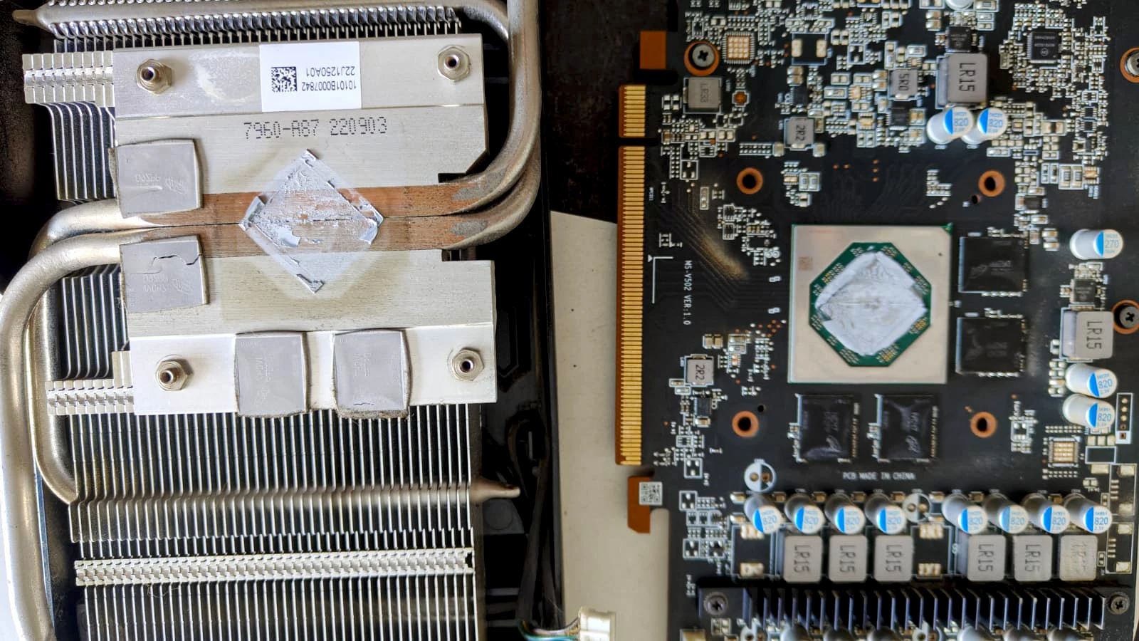 Mantenimiento y Cambio de Pasta Térmica para Tarjeta de Video ¿Tu PC se calienta demasiado? 18 Primer plano del chip procesador gráfico (GPU) sobre la placa electrónica, cubierto con residuos de pasta térmica antigua antes del proceso de limpieza técnica