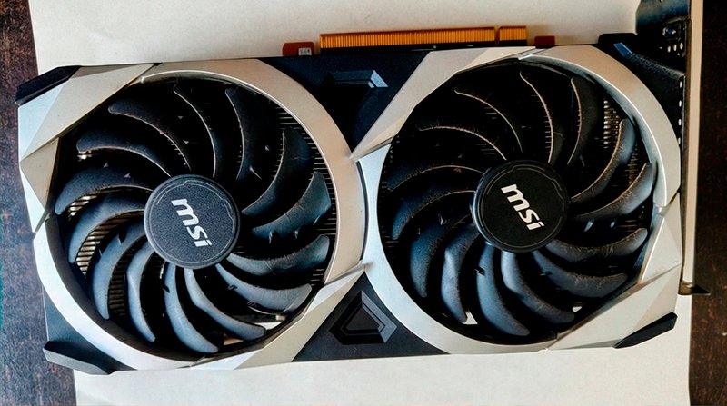 Mantenimiento y Cambio de Pasta Térmica para Tarjeta de Video ¿Tu PC se calienta demasiado? 17 Técnico experto de TECNOCOM VALLE realizando mantenimiento profesional de un computador portátil en Buga.