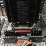 Disipador de aire limpio y libre de polvo instalado sobre procesador en motherboard ASUS con memorias RAM Corsair Vengeance, tras servicio de mantenimiento en Tecnocom Valle del Cauca
