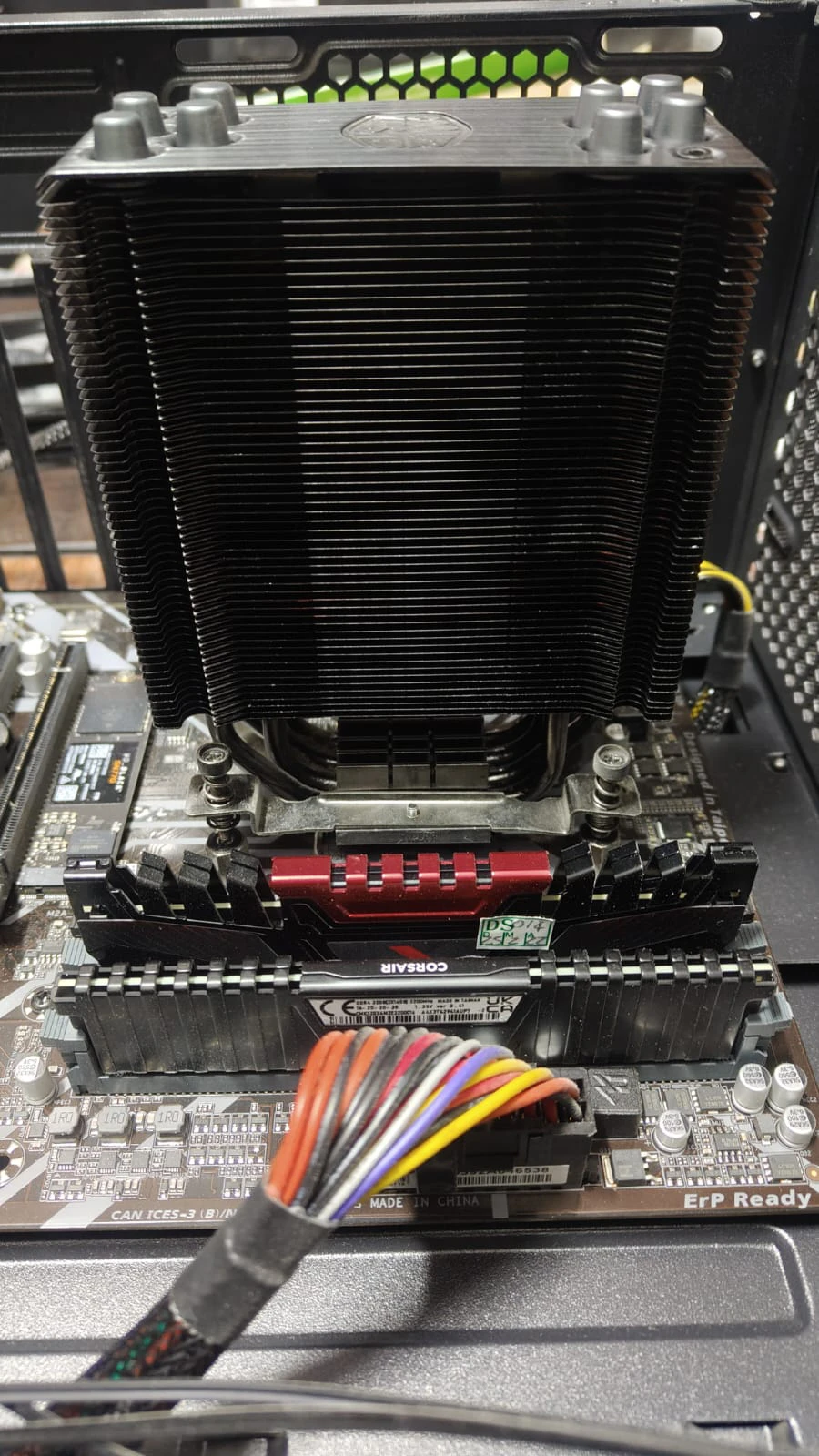 Disipador de aire limpio y libre de polvo instalado sobre procesador en motherboard ASUS con memorias RAM Corsair Vengeance, tras servicio de mantenimiento en Tecnocom Valle del Cauca