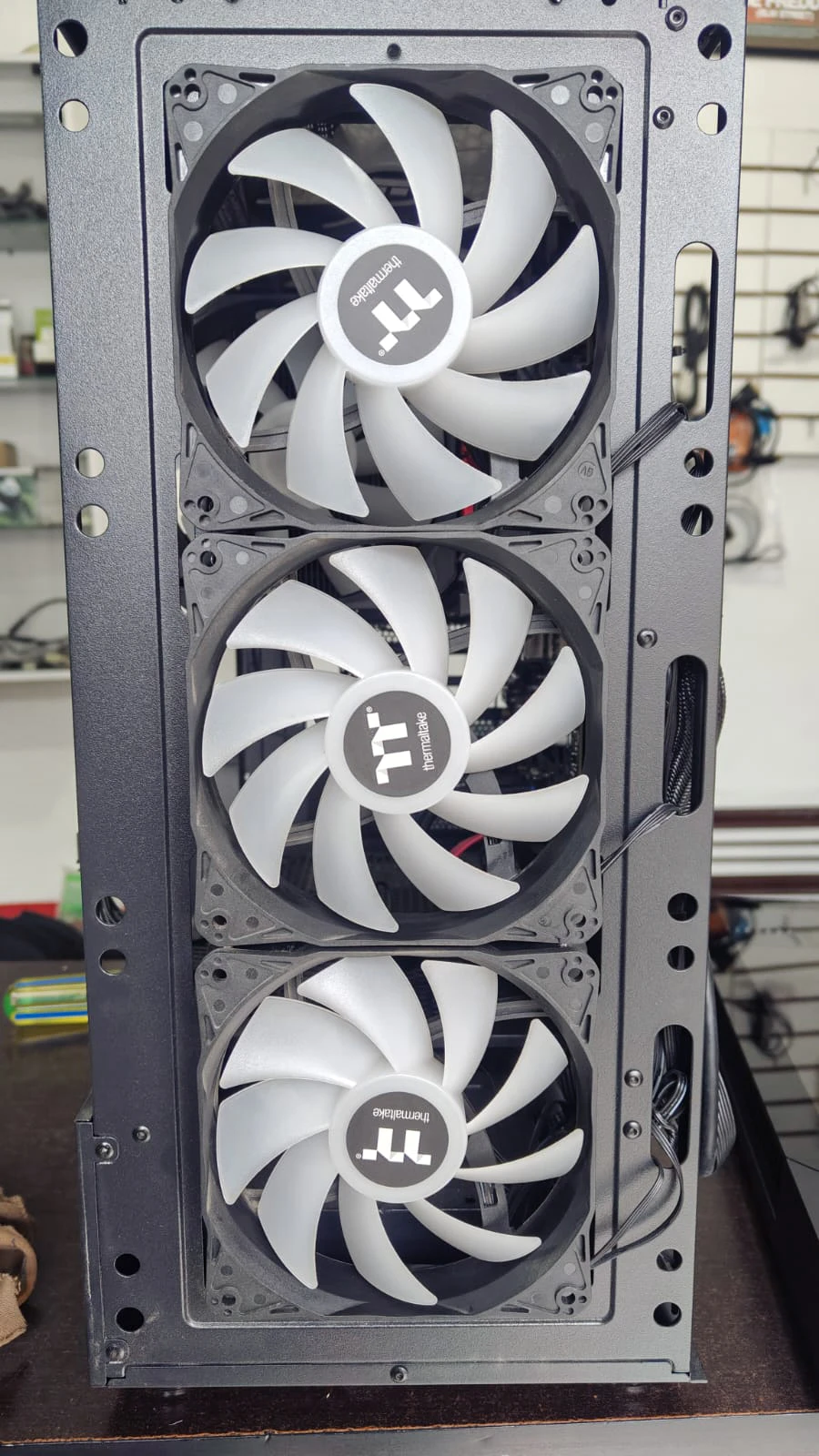 Primer plano del chip procesador gráfico (GPU) sobre la placa electrónica, cubierto con residuos de pasta térmica antigua antes del proceso de limpieza técnica